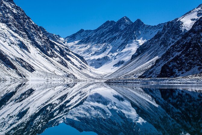 Les eaux d'un bleu profond de la Laguna del Inca, contrastant avec la blancheur immaculée des pentes vertigineuses qui l'entourent.
