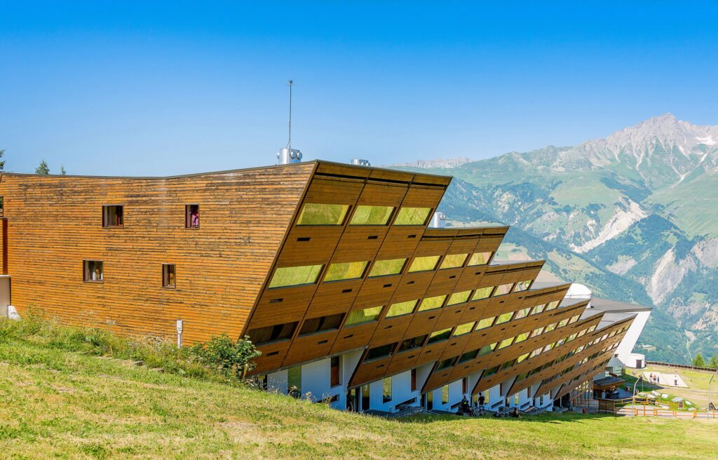 Le design fonctionnel et épuré de Charlotte Perriand aux Arcs, avec d'immenses baies vitrées s'ouvrant sur les sommets.