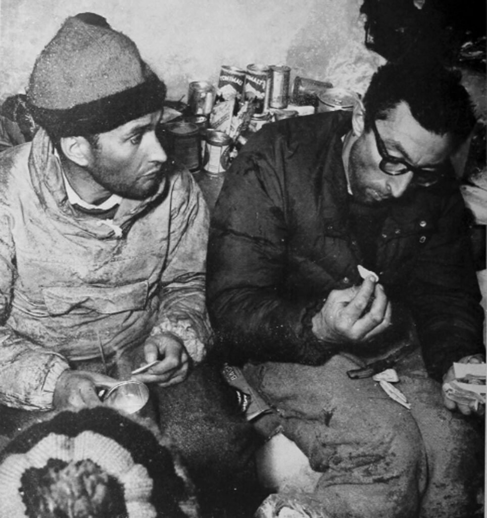 Portrait d'époque d'alpinistes des années 1950, le visage marqué par le vent, le froid extrême et l'épuisement des grandes expéditions.