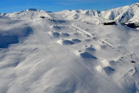 Les immenses pentes enneigées et ensoleillées du domaine skiable de Livigno, nichées à très haute altitude dans les Alpes italiennes.