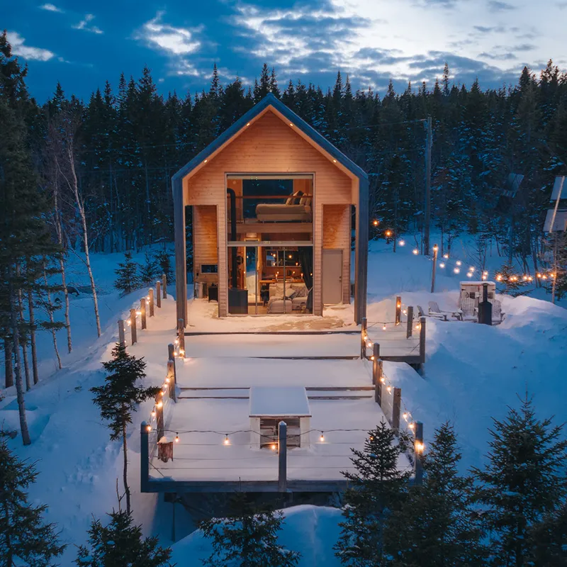 Un lodge en bois massif luxueux, totalement isolé du reste du monde au milieu des montagnes enneigées et silencieuses de l'Ouest canadien.