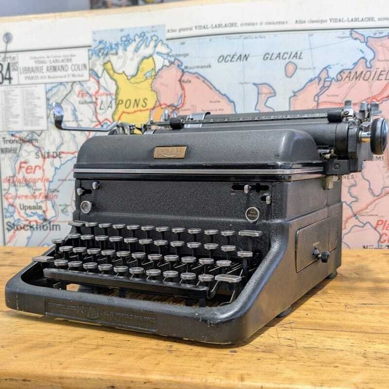 Une vieille machine à écrire mécanique des années 1960, l'outil avec lequel Serge Lang a rédigé les premières règles de la Coupe du Monde de ski.