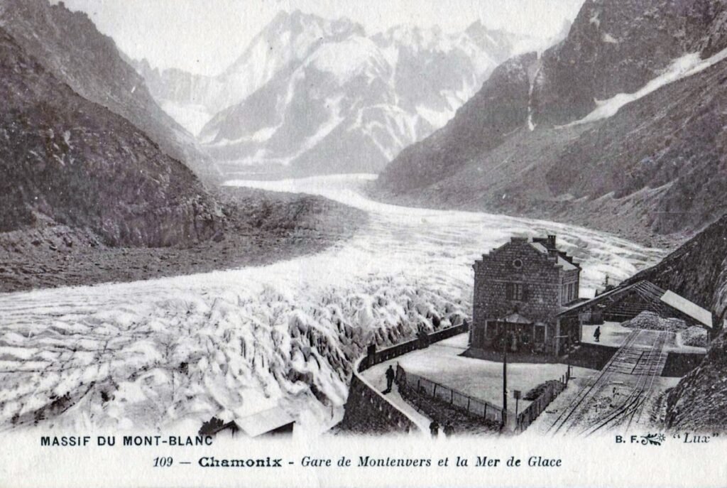 es crevasses béantes et terrifiantes de la Mer de Glace dans le massif du Mont-Blanc, le premier grand obstacle des explorateurs chamoniards.