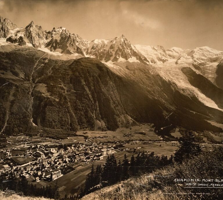 Le dôme immaculé du Mont Blanc capturé avec un traitement sépia, évoquant la montagne sauvage telle qu'elle apparaissait aux pionniers du 18e siècle.