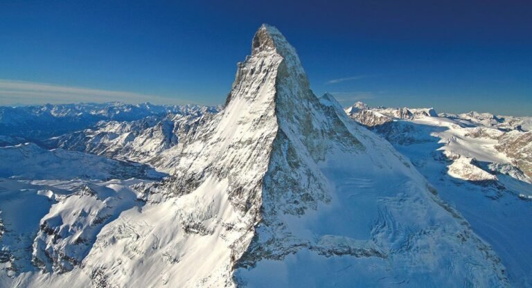 La face Nord du Mont Cervin (Matterhorn) totalement gelée en plein hiver, l'une des parois les plus meurtrières des Alpes.