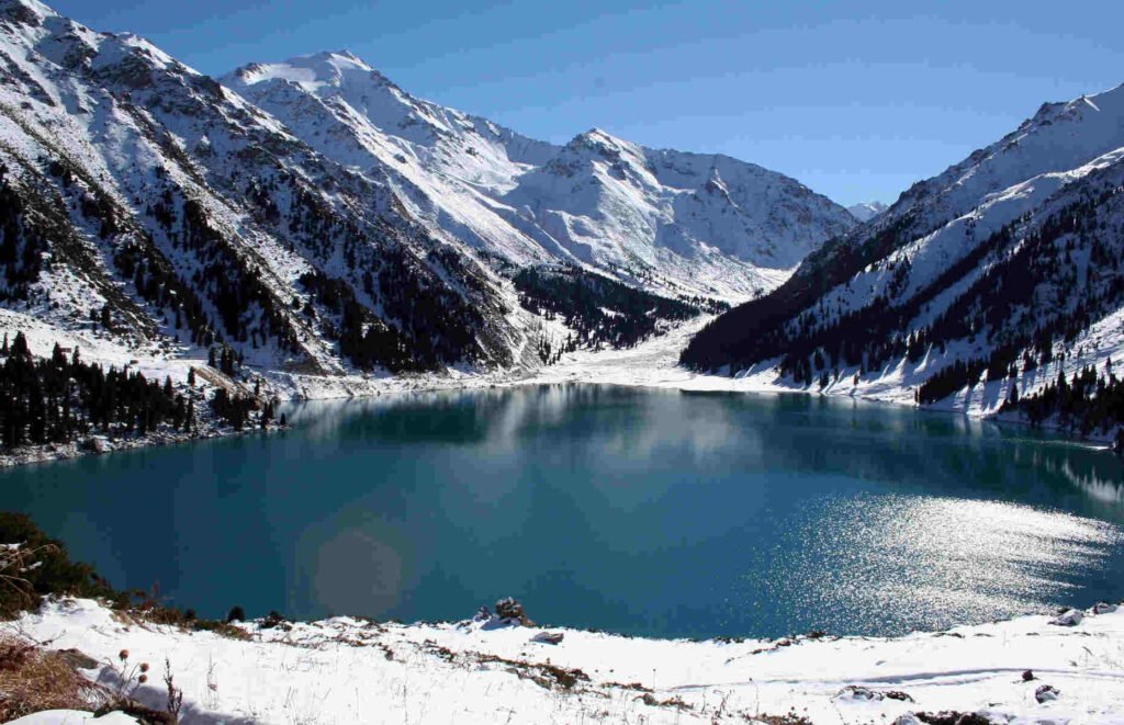 Les sommets immaculés et glacials de la chaîne du Tien Shan, la redoutable barrière montagneuse qui sépare le Kazakhstan de la Chine.