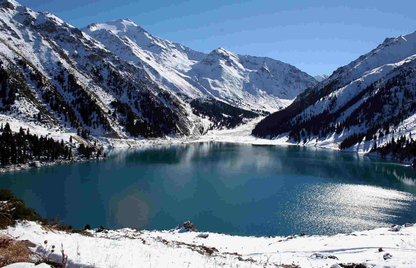 Alpinisme hivernal sur les monts du Tien Shan près d'Almaty.