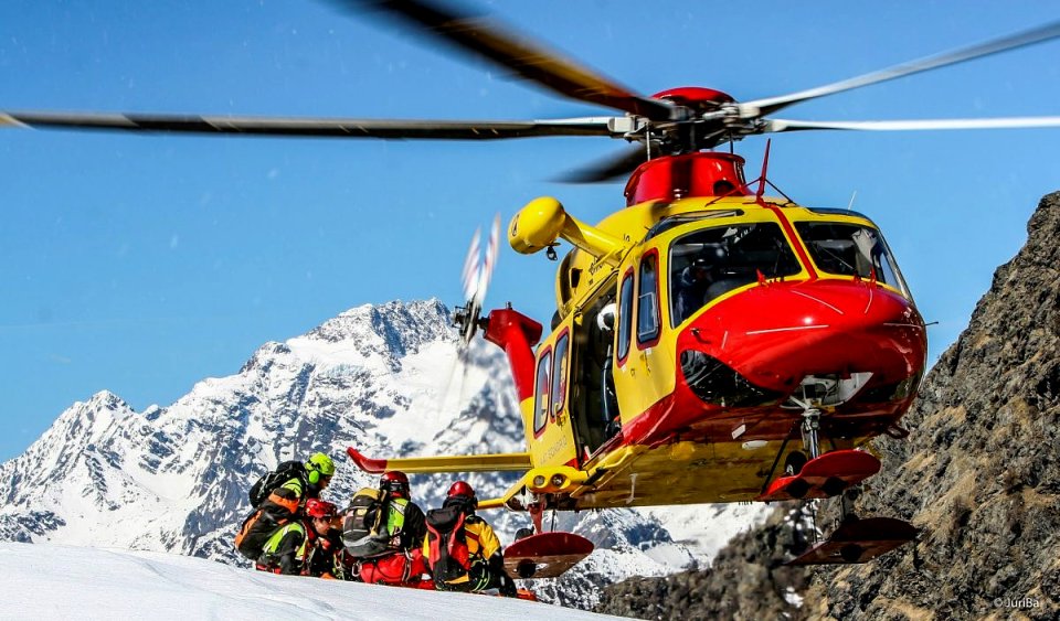 Hélicoptère de la Sécurité Civile en opération de secours au-dessus des Alpes enneigées, illustrant le coût croissant du sauvetage en montagne en France.