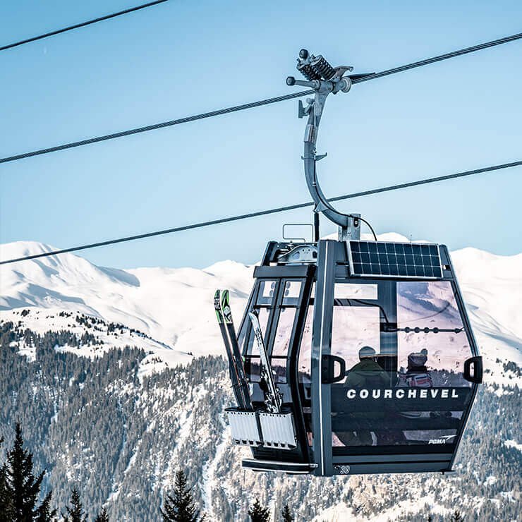 Télécabine mythique surplombant une mer de nuages en haute montagne, symbole de l'empire industriel fondé par Pomagalski.