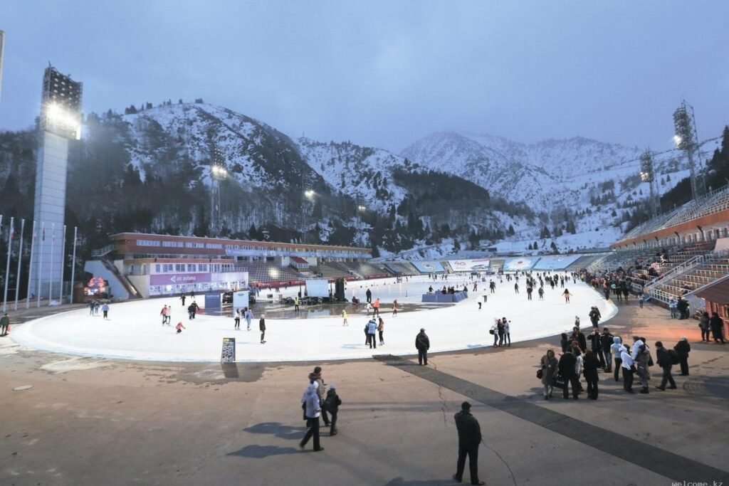 La légendaire patinoire olympique de Medeu, chef-d'œuvre de l'architecture soviétique, posée au fond d'une gorge spectaculaire recouverte de neige.