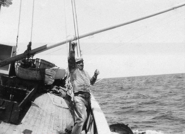 Vieux navire de pêche bravant les embruns glacés dans un fjord scandinave, là où est né le besoin d'une laine indestructible.