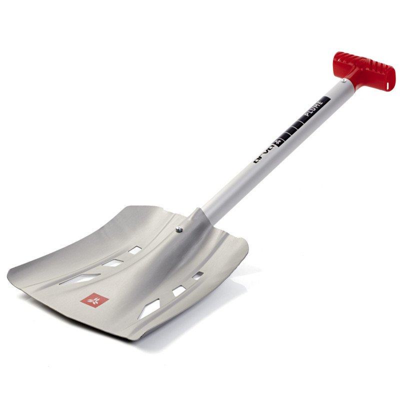 Skieur de randonnée utilisant une solide pelle en aluminium pour creuser dans la neige compacte, illustrant l'effort physique du sauvetage.