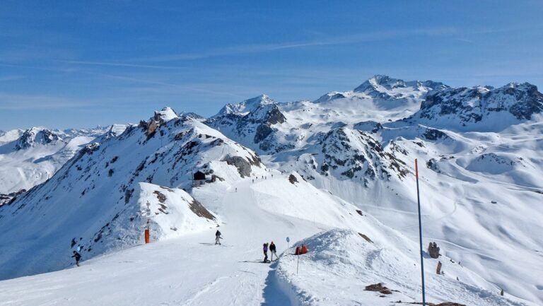 Une piste de ski parfaitement damée et totalement déserte, le rêve ultime pour skier sans slalomer entre les vacanciers.