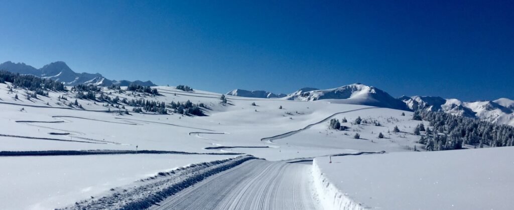 Vue spectaculaire sur les pistes de ski de fond vierges du Plateau de Beille dans les Pyrénées, rappelant les paysages sauvages de la Laponie.