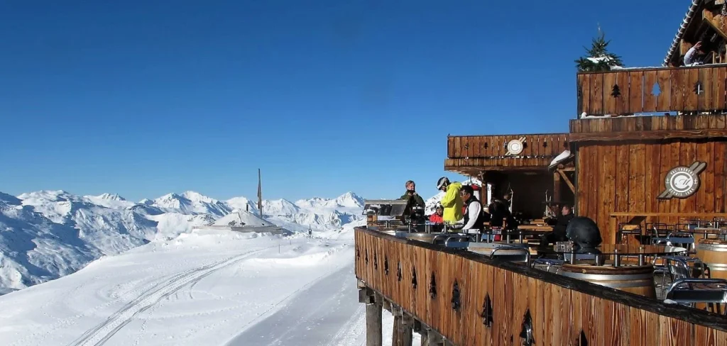 Restaurant d'altitude multiservice en montagne, symbole de la diversification des investissements dans les stations de ski — +125 % par rapport à la moyenne décennale.
