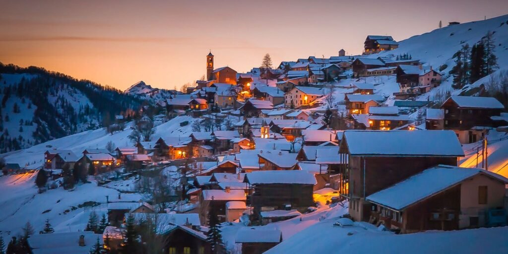 Le village de Saint-Véran dans le Queyras, la plus haute commune d'Europe, avec ses maisons traditionnelles en fustes de bois face au soleil.