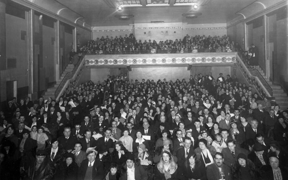 Public captivé dans une vieille salle de cinéma indépendante, rappelant les projections légendaires des films de ski.