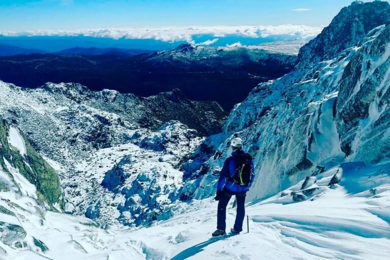 Les reliefs arrondis et blanchis par la neige de la Serra da Estrela, la seule et unique station de ski du Portugal.