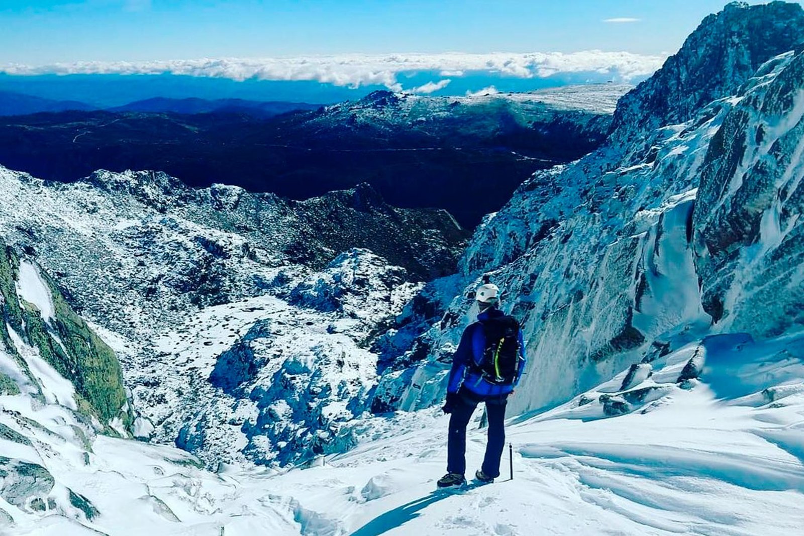 Les reliefs arrondis et blanchis par la neige de la Serra da Estrela, la seule et unique station de ski du Portugal.