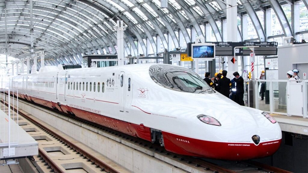Le célèbre train à grande vitesse Shinkansen fendant la neige, le moyen de transport le plus efficace pour rejoindre les Alpes japonaises.