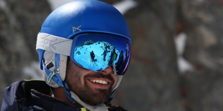 Portrait d'un skieur alpin équipé d'un casque de protection moderne et d'un masque parfaitement ajusté, prêt pour la descente.
