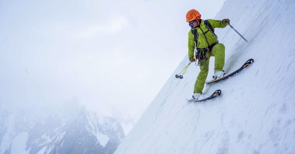 Un skieur engagé dans une pente extrême de la cordillère des Andes, soulevant un nuage de poudreuse légère sous le soleil chilien.