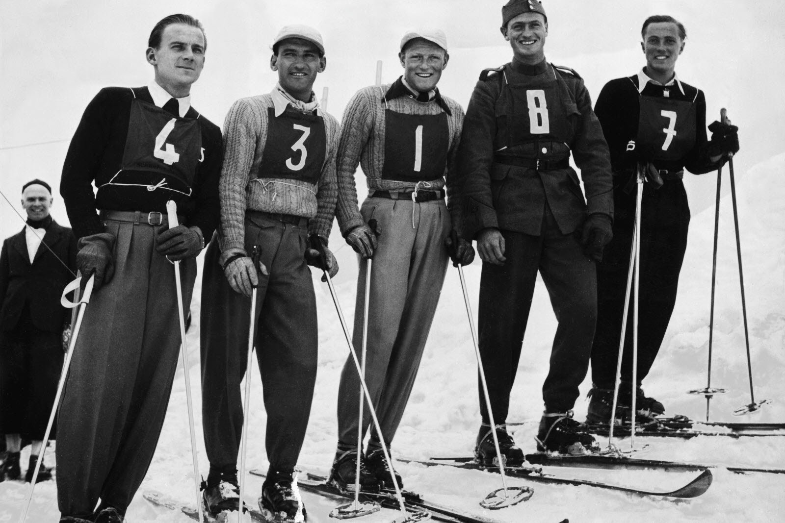Skieur des années 1930 portant des vêtements amples et de lourds skis en bois, illustrant l'époque où Émile Allais a débuté sa carrière.