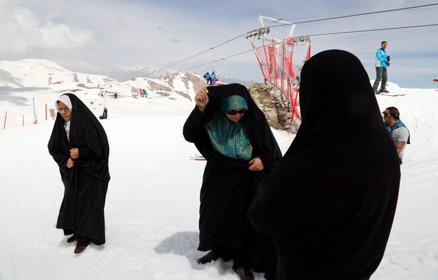 Groupe de jeunes skieurs et snowboarders iraniens profitant d'une journée ensoleillée sur les pistes, à deux heures de la capitale.