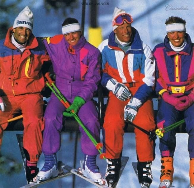 Groupe de skieurs portant des tenues fluo et des lunettes rétro, symbolisant l'âge d'or et l'exubérance de la glisse des années 1980.