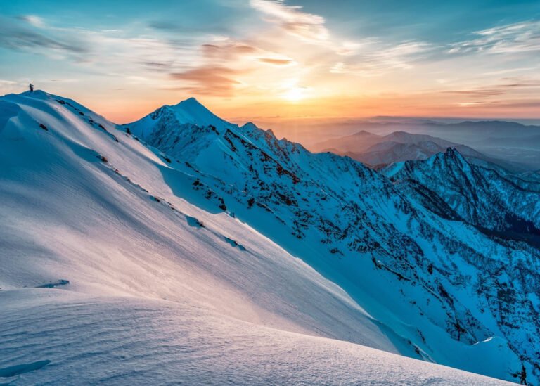 Skieur regardant vers les sommets sous un soleil éclatant, illustrant l'intensité des rayons ultraviolets en haute altitude.