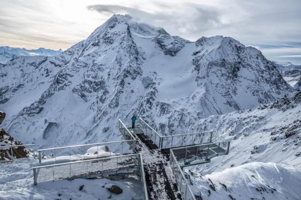 Vue spectaculaire depuis le sommet de l'Aiguille Rouge aux Arcs, offrant un panorama imprenable sur le Mont-Blanc et les crêtes alentour.