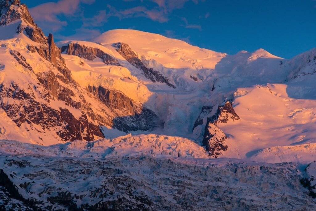Groupe de skieurs profitant d'un verre en terrasse sous un ciel bleu immaculé, symbole de l'après-ski détendu du mois d'avril.