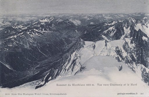 Piton rocheux vertigineux émergeant des glaciers alpins, illustrant l'hostilité du terrain pour les bâtisseurs.