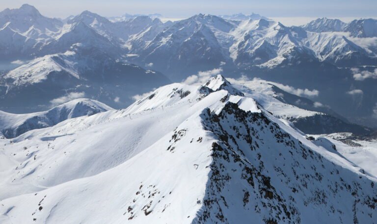 Vue spectaculaire et vertigineuse sur les sommets acérés et les faces nord des Alpes, le terrain de jeu impitoyable des pionniers.