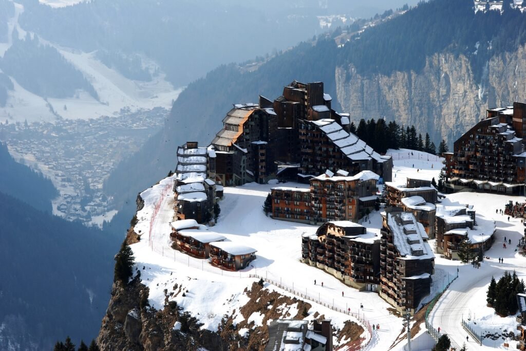 Rues totalement enneigées et réservées aux piétons dans une station de ski d'altitude, garantissant une atmosphère silencieuse et sécurisée.