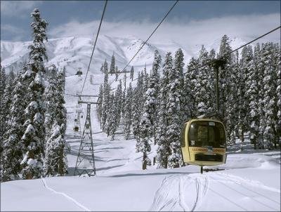 La mythique Gulmarg Gondola, l'une des remontées mécaniques les plus hautes du monde, grimpant sur les pentes grises et blanches du mont Apharwat.