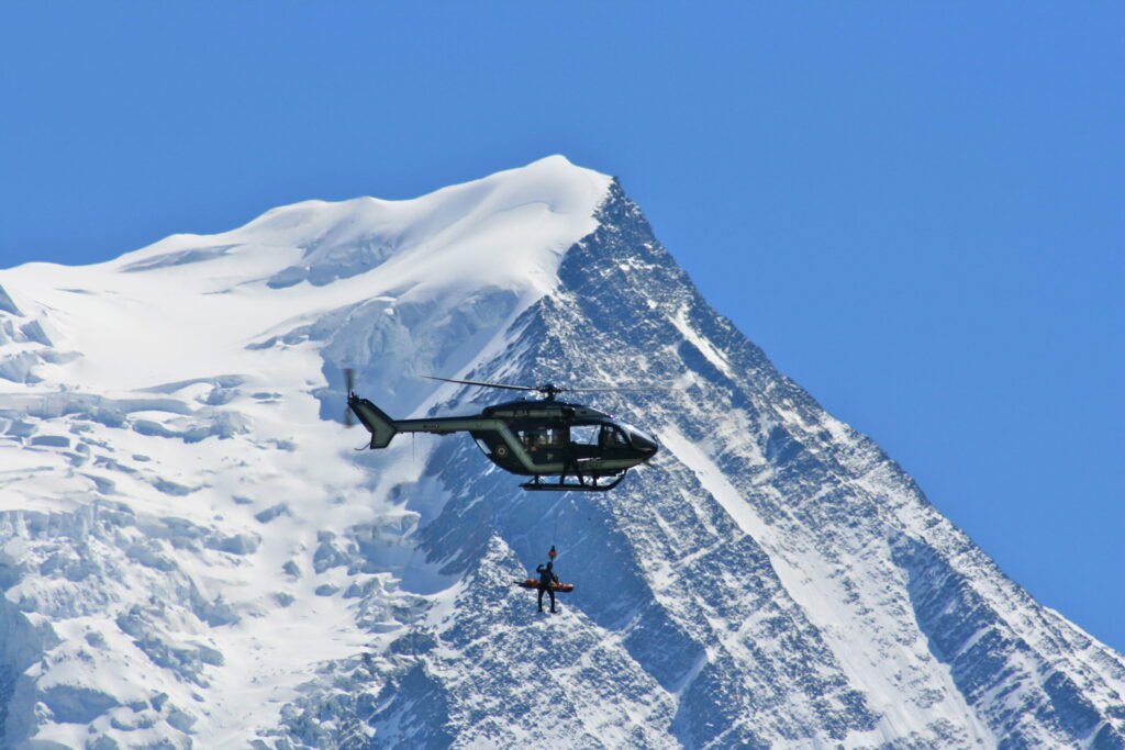 Treuillage héliporté en haute montagne, technique de secours représentant 43 % du coût total du dispositif national de sauvetage alpin en 2024.