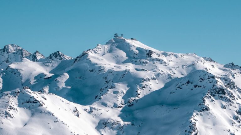 Vue spectaculaire depuis la Cime Caron à Val Thorens, dominant un océan de sommets alpins à plus de 3000 mètres d'altitude.