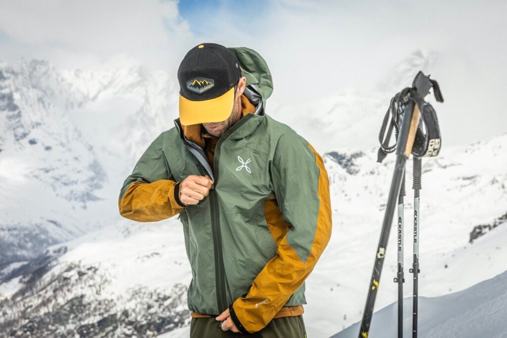 Groupe de skieurs portant des combinaisons de ski rétro très colorées, symboles de la mode hivernale exubérante des années 1980 et 1990.