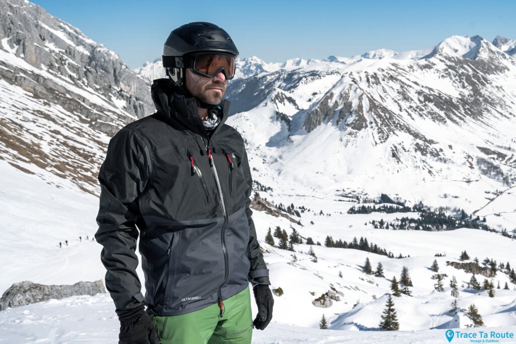 Une veste technique soumise à des tests de résistance et de respirabilité dans l'atmosphère confinée et sombre d'un laboratoire textile.
