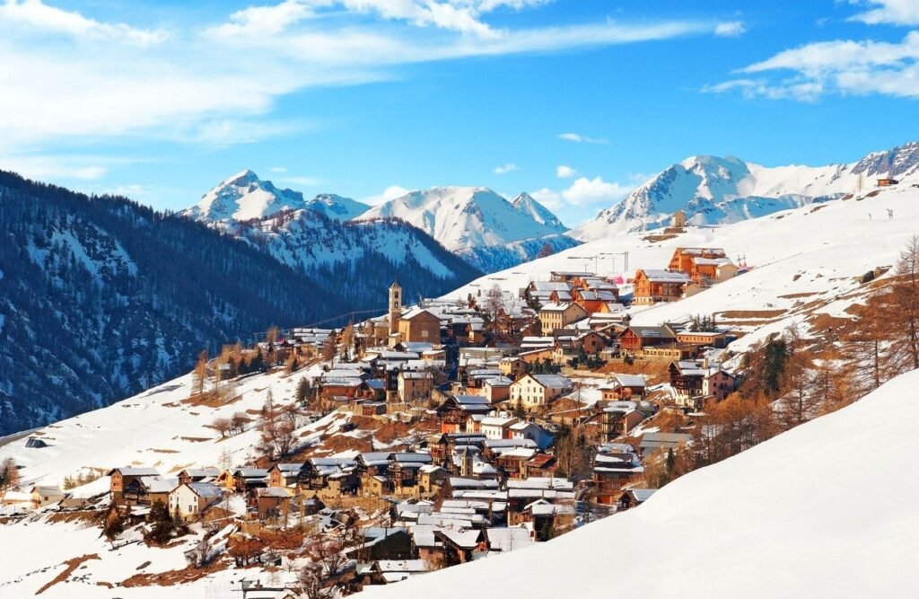 Les chalets traditionnels en fuste de mélèze de Saint-Véran, le plus haut village d'Europe, endormis sous une épaisse couche de neige.