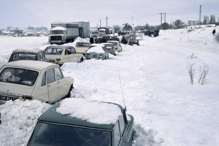 Chalets de montagne ensevelis sous des mètres de neige lors d'un hiver exceptionnellement rigoureux.