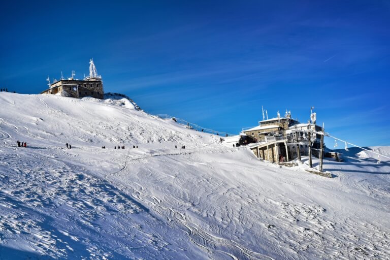 Les pistes de ski enneigées de Zakopane, dominées par les sommets escarpés de la chaîne des Tatras en Pologne.