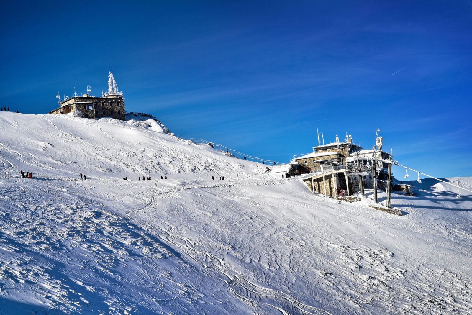 Les pistes de ski enneigées de Zakopane, dominées par les sommets escarpés de la chaîne des Tatras en Pologne.