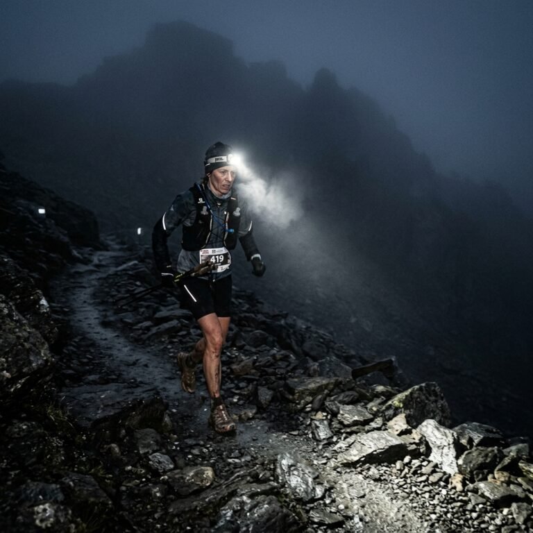 Alpiniste expert avec équipement technique en ascension en haute montagne.