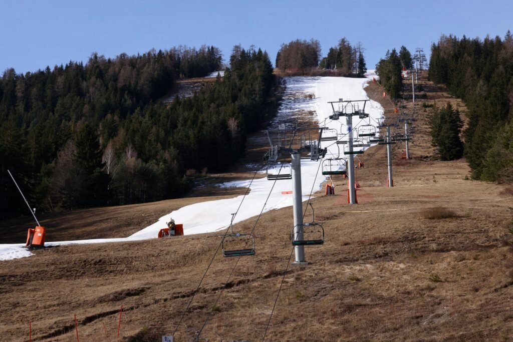 Station de ski de moyenne montagne avec un enneigement insuffisant, illustrant la vulnérabilité climatique des domaines skiables français à l'horizon 2050