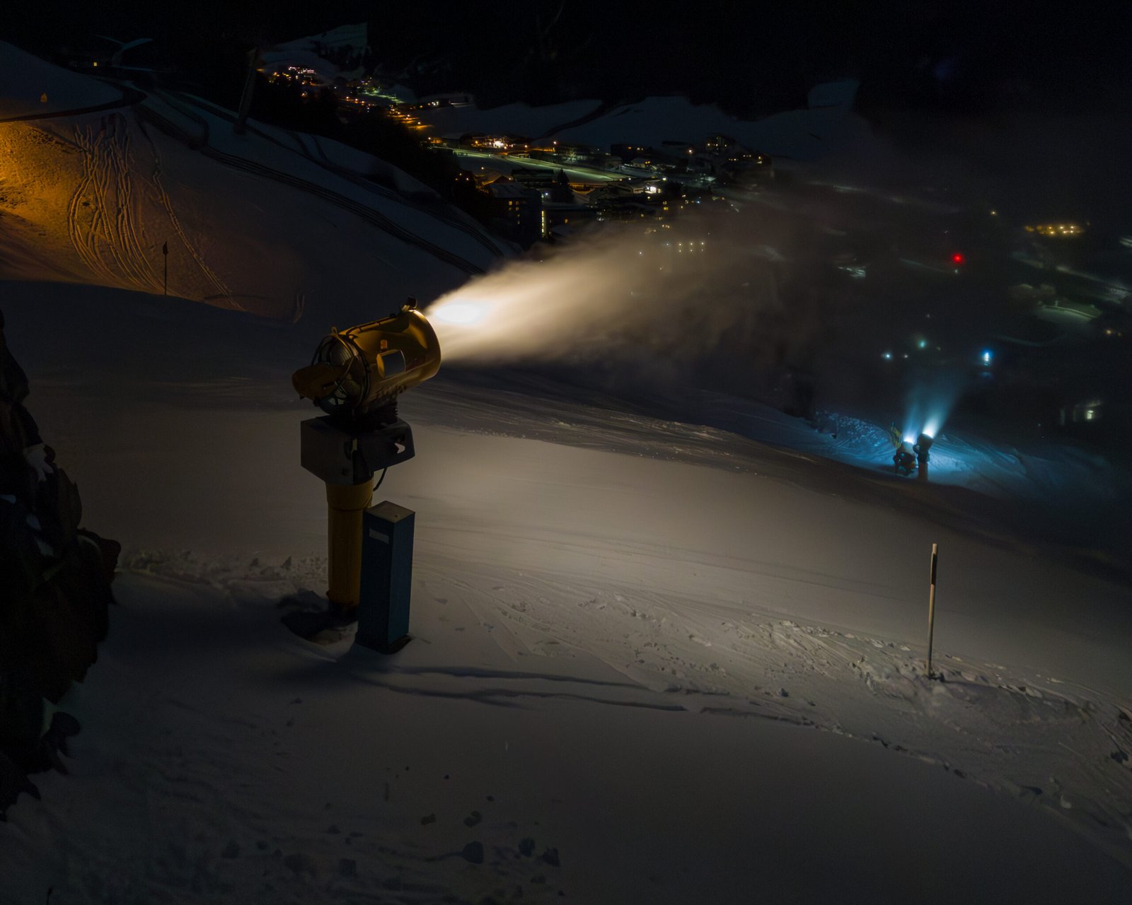Canon à neige artificielle en station de ski