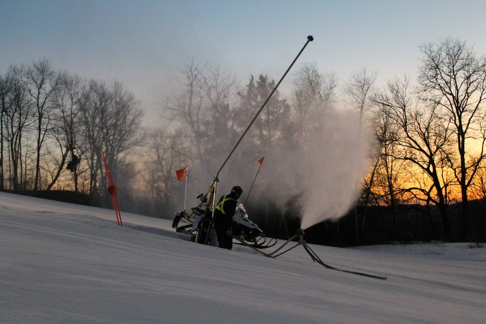 Canons à neige artificielle sur une piste de ski