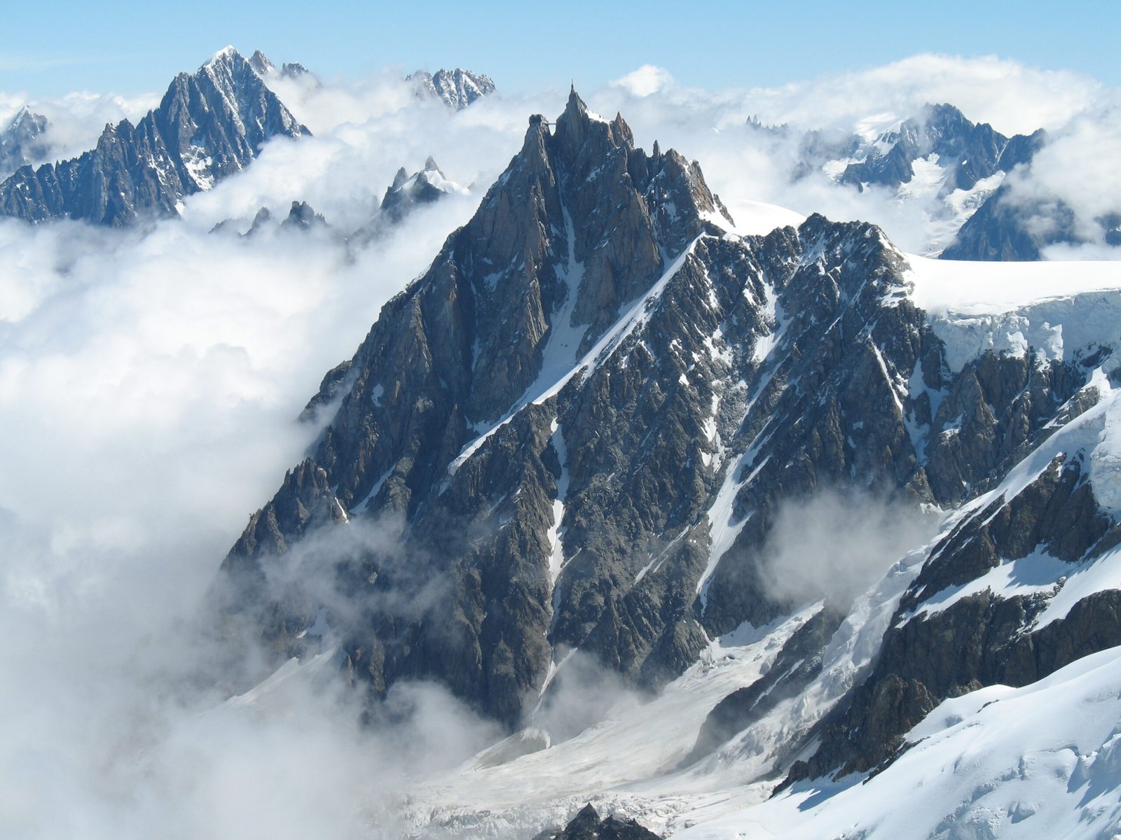 L'Aiguille du Midi, massif du Mont-Blanc, au-dessus de Chamonix