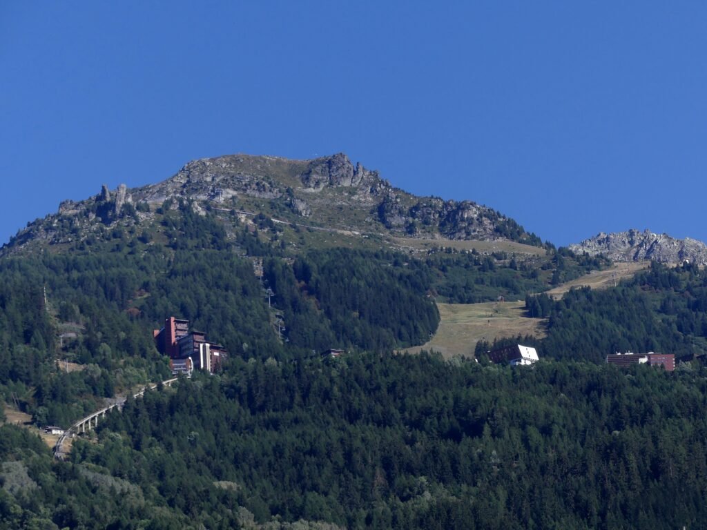 Vue d'Arc 1600 depuis Bourg-Saint-Maurice en soirée